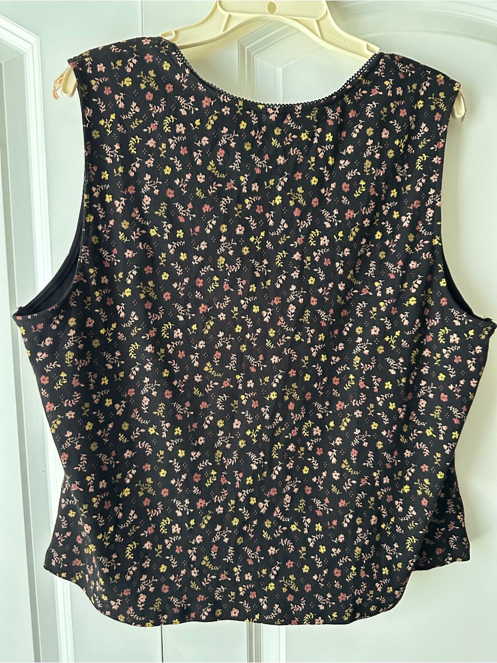 Old Navy Black Floral Scoop Cropped Tank Top - Picture 3 of 4